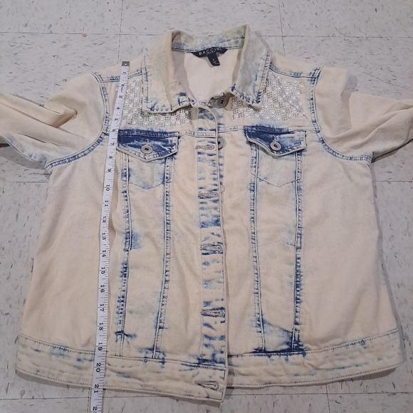 Baccini | Off white blue acid wash rhinestone button up jean jacket - Picture 9 of 13